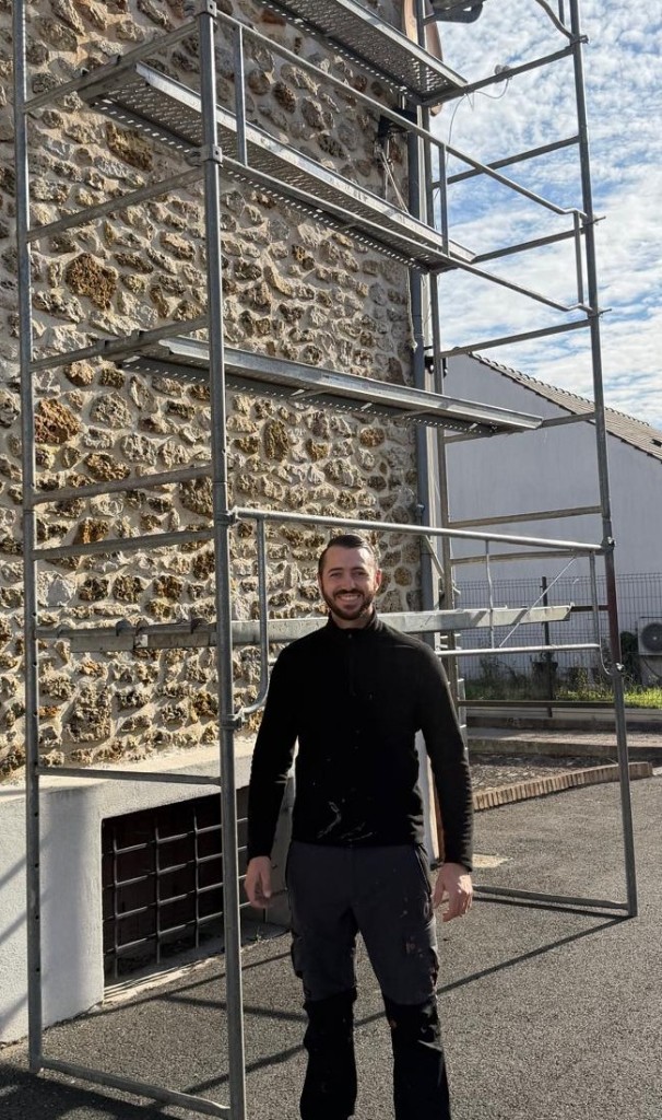 Isai Baud, gérant, devant un chantier